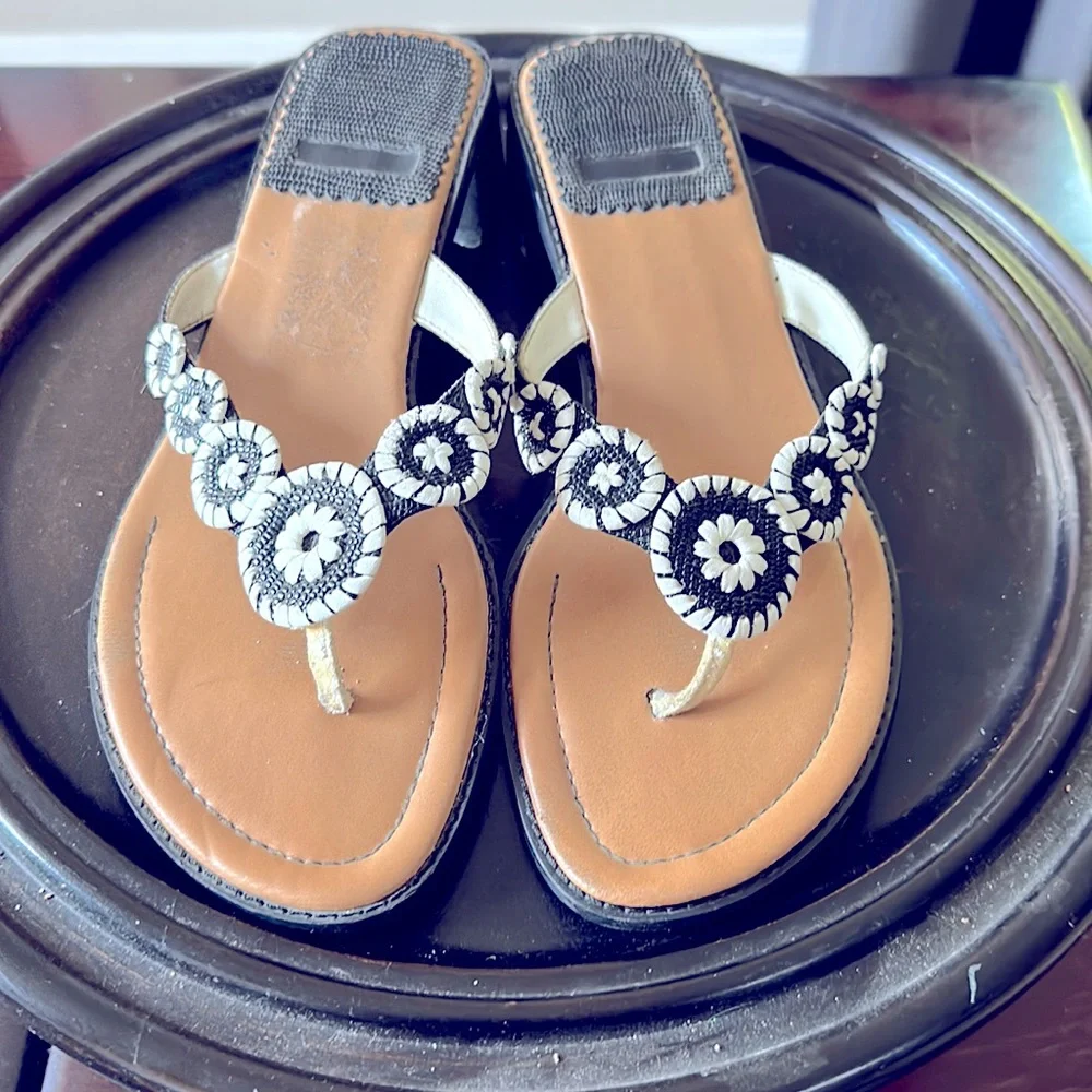 Super cute, flat with a slight heel! - Picture 3 of 3